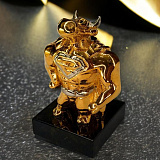 Новогодняя статуэтка "Бык-Супермен"